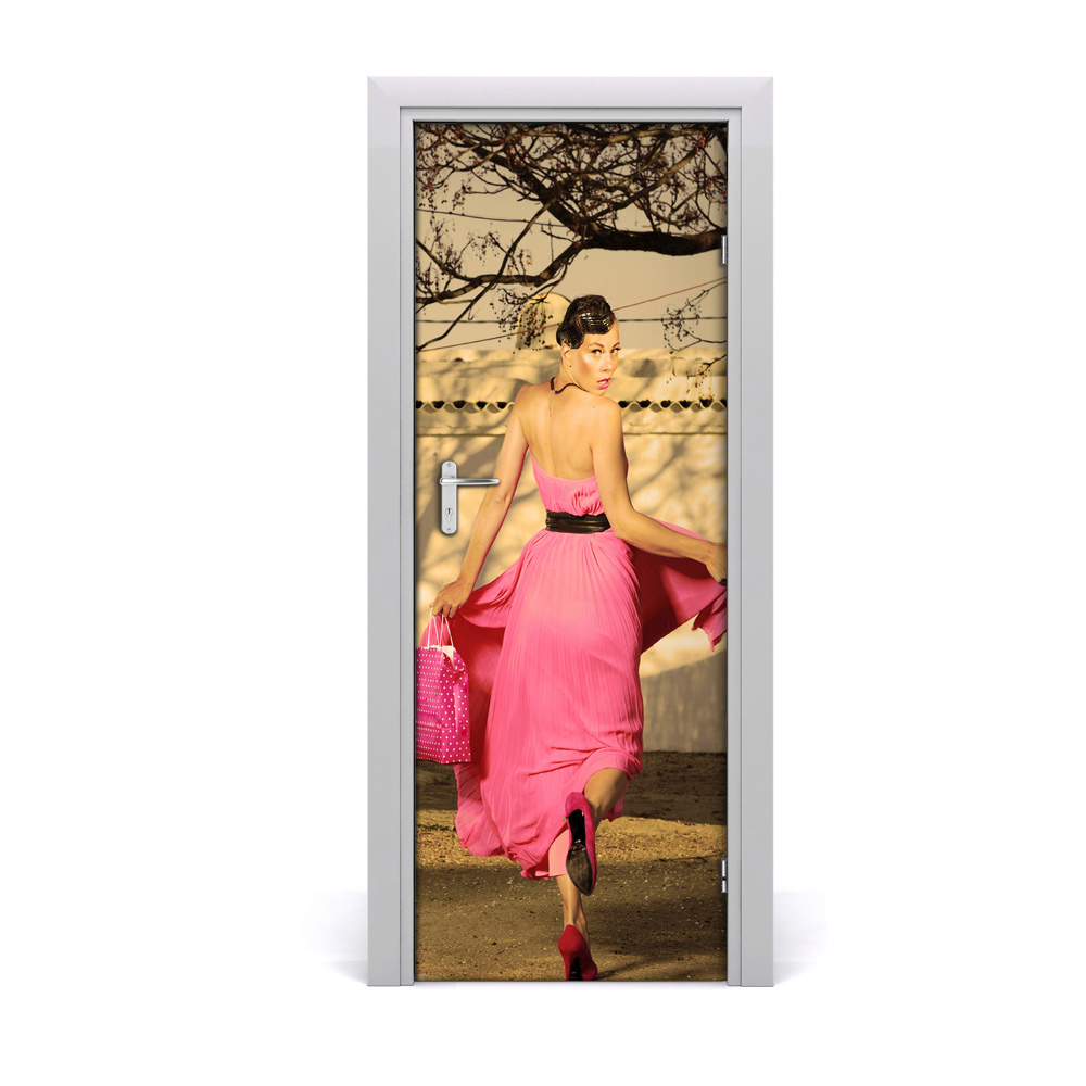 Décoration porte Femme en robe rose