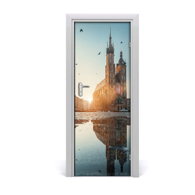 Décoration porte intérieur Reflet dans une flaque d'eau place du marché à Cracovie