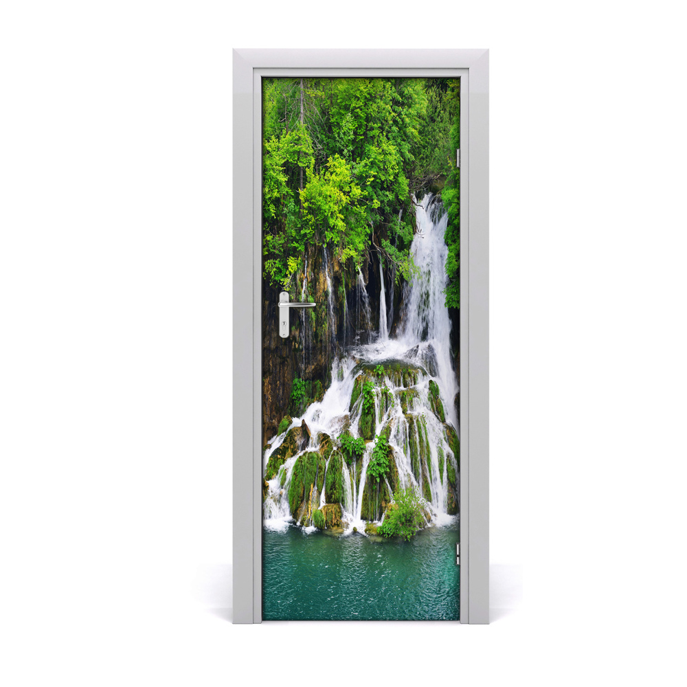 Sticker porte Chute d'eau dans un lac de forêt