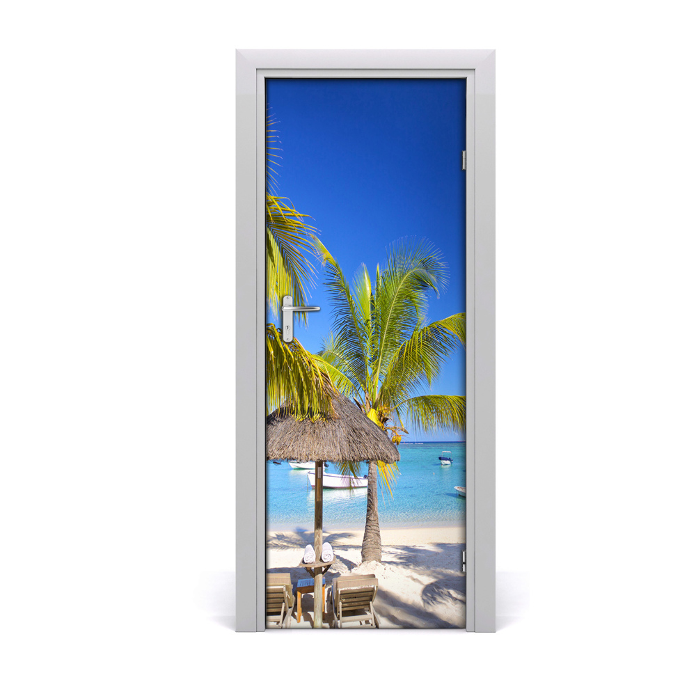 Autocollant porte Chaises longues et parasol sur une plage tropicale