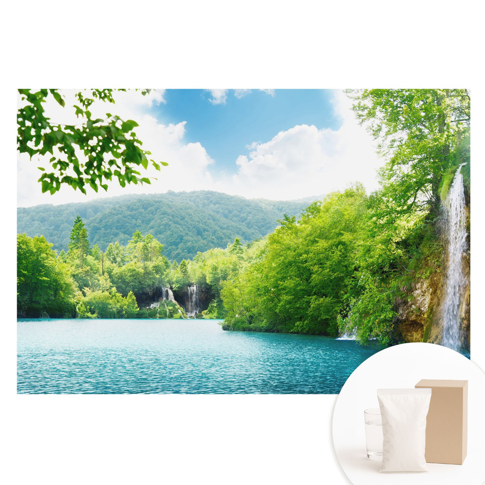 Papier peint photo imprimé sur tissu non tissé Une cascade au milieu des montagnes verdoyantes