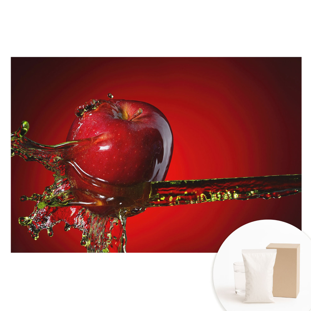 Papier peint panoramique intissé Pomme rouge dynamique dans une éclaboussure de liquide