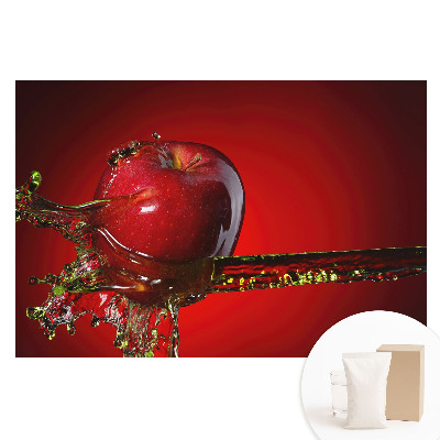 Papier peint panoramique intissé Pomme rouge dynamique dans une éclaboussure de liquide