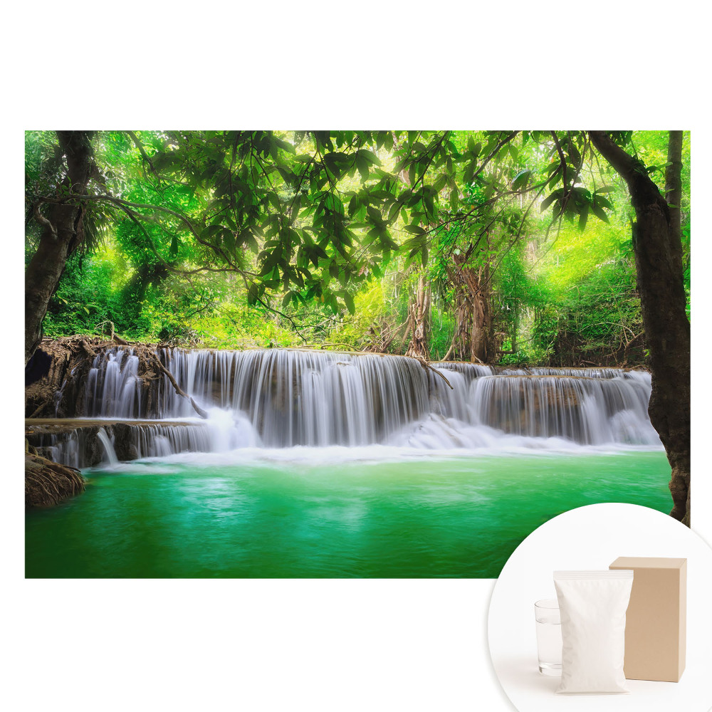 Papier peint intissé imprimé Une cascade entourée de verdure