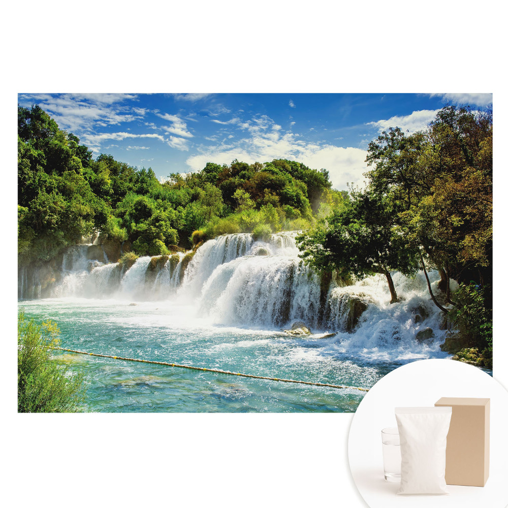 Papier peint intissé imprimé Cascade dans un paysage verdoyant et ensoleillé