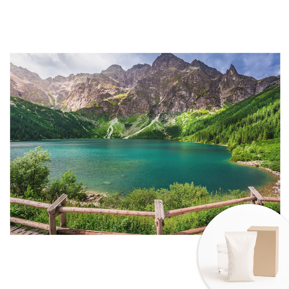 Papier peint photographique intissé Un lac de montagne entouré de verdure