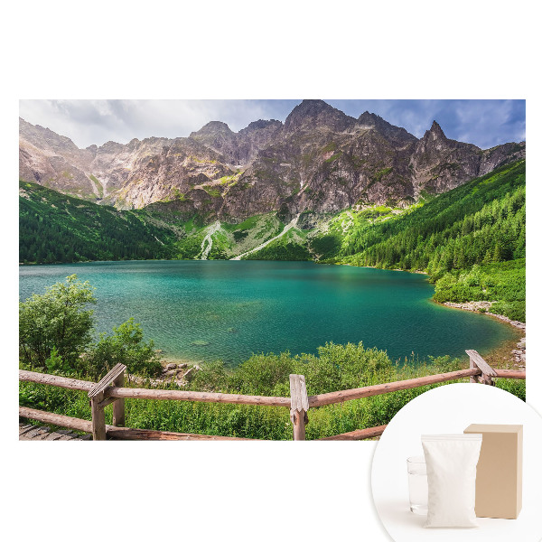 Papier peint photographique intissé Un lac de montagne entouré de verdure