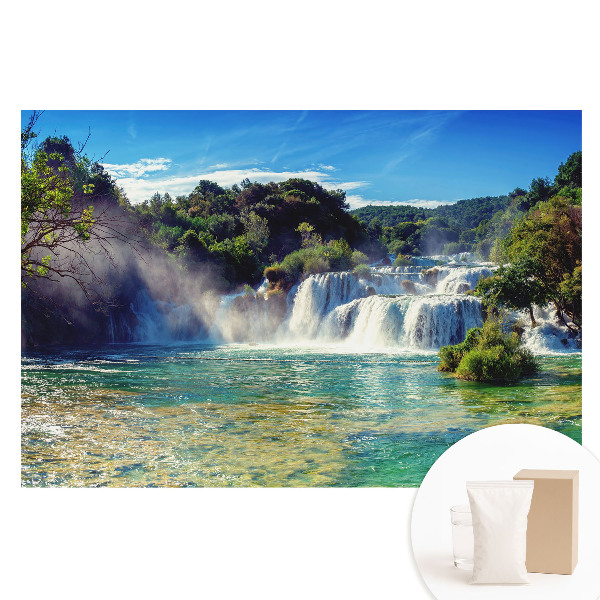 Papier peint photographique intissé Une cascade magnifique entourée de verdure