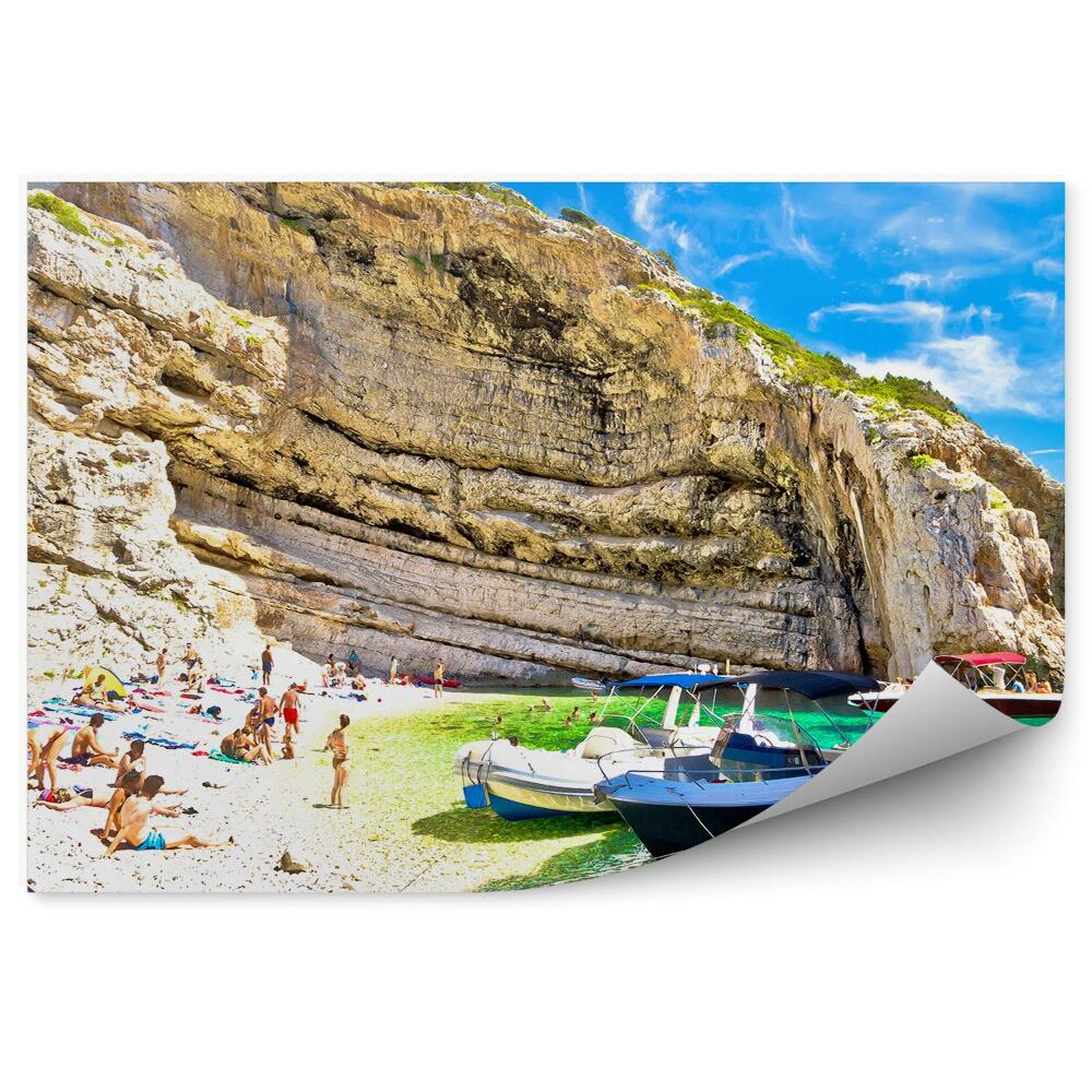 Papier peint Plage pierreuse Bateaux Pentes escarpées Touristes