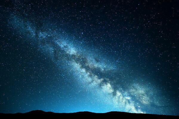 Tapisserie panoramique Paysage nocturne avec voie lactée et ciel étoilé bleu nuit avec collines