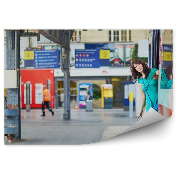 Papier peint Jeune femme à la gare