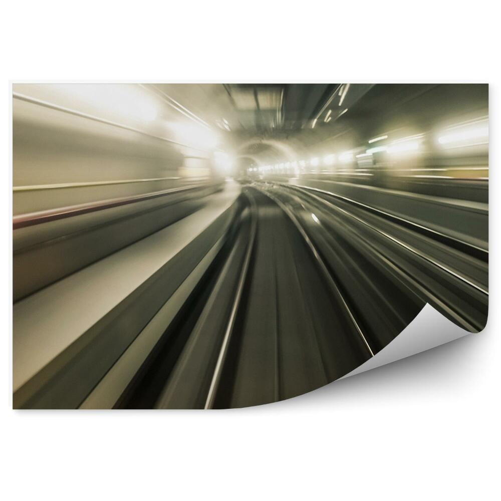 Papier peint Vitesse d'un train de métro dans un tunnel souterrain