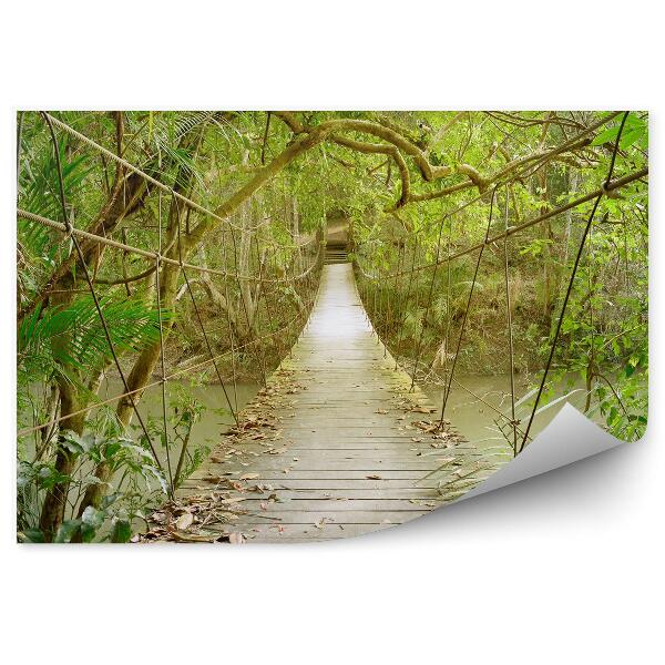 Papier peint Vieux pont suspendu en bois parmi les arbres