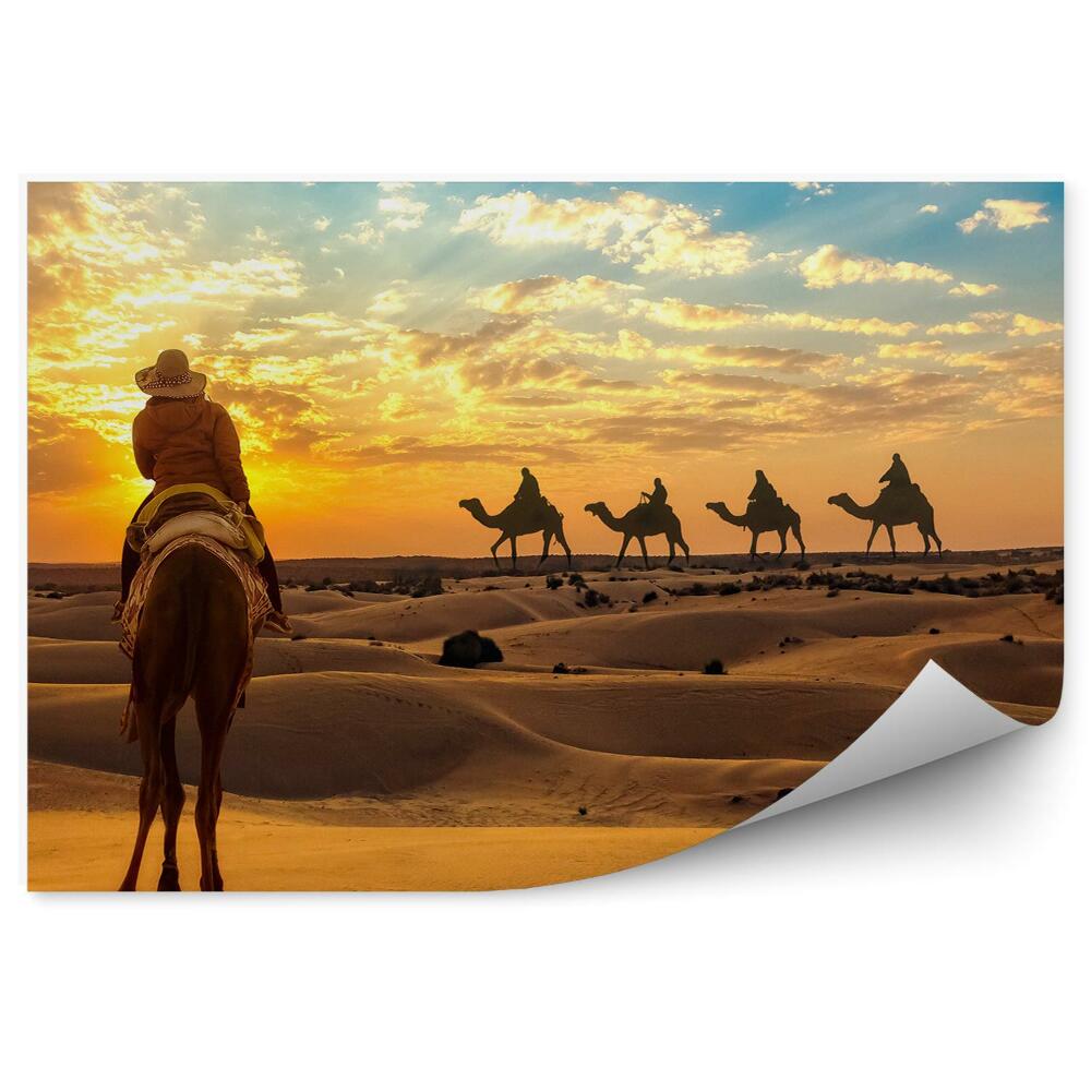 Papier peint Chameaux Caravane Coucher de soleil dans le désert Safari