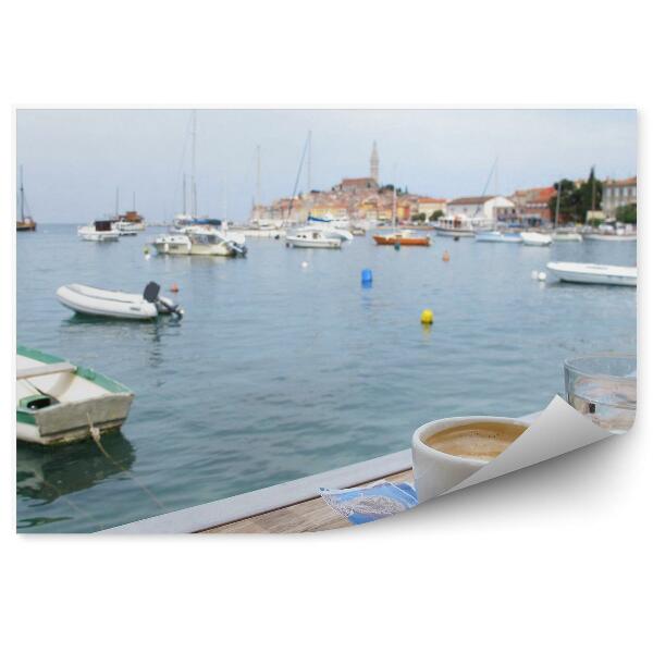 Papier peint Tasse de café port bateaux yachts eau ville