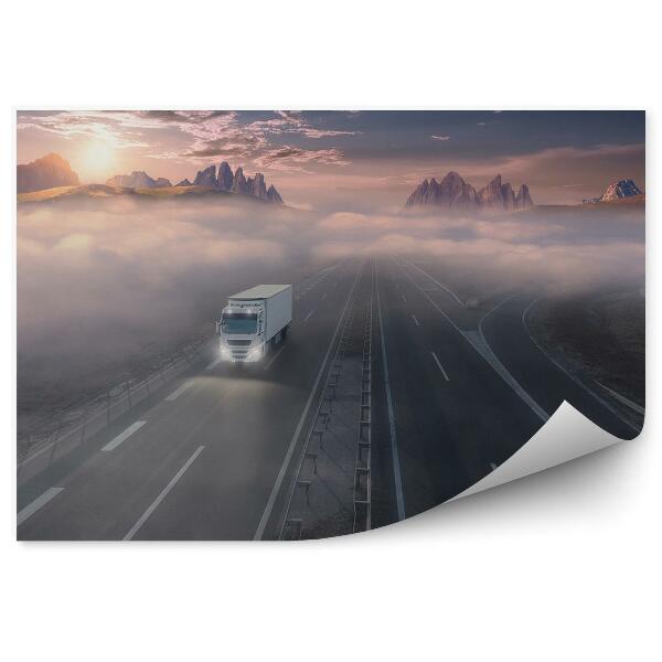 Papier peint Camion solitaire sur l'autoroute dans le brouillard du matin