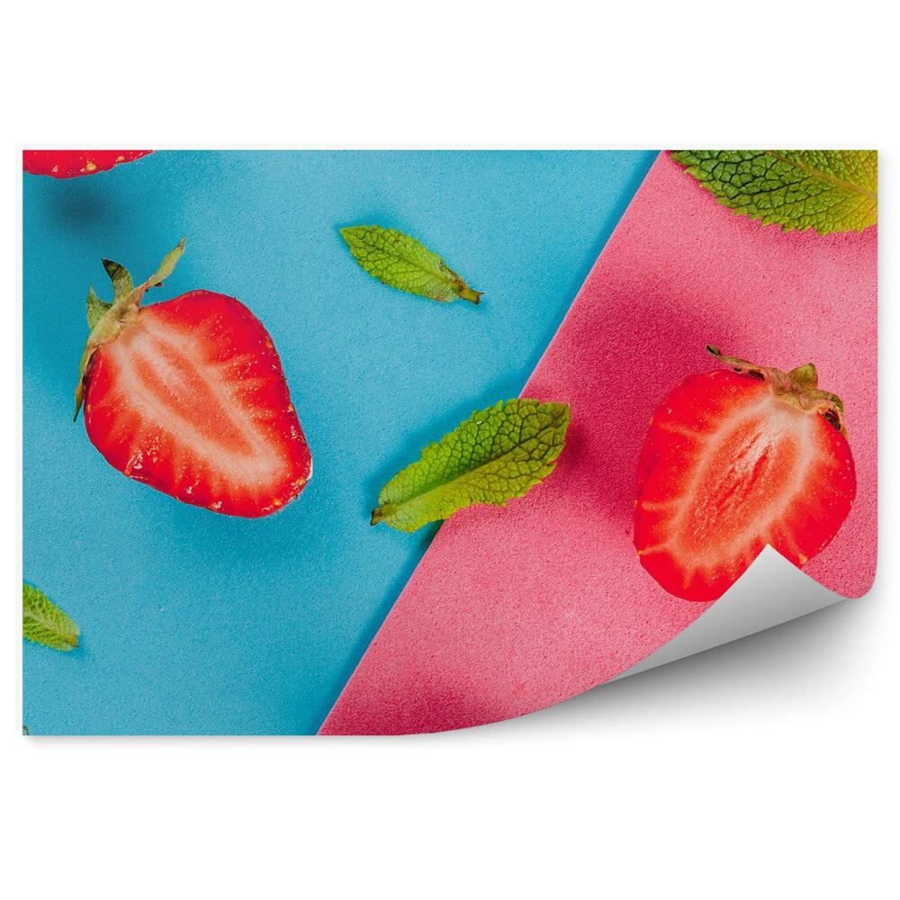 Tapisserie murale Moitié de fraise en tranches feuilles fond bleu rose