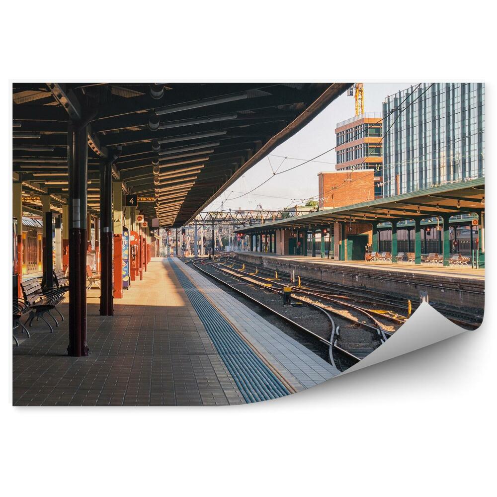 Papier peint Gare de chemin de fer à quai vide ville
