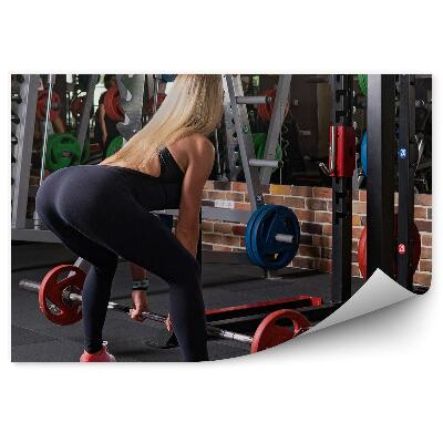 Papier peint Femme en train de soulever des poids dans une salle de sport