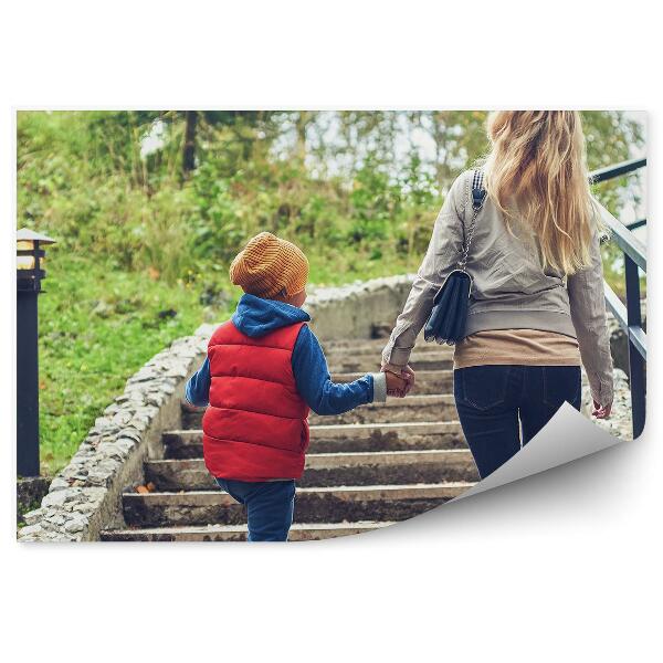 Papier peint Mère et fils montant l'escalier en marchant