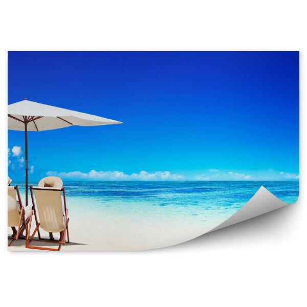 Papier peint Couple Relaxant Chaises Longues Parasol Plage Océan Ciel Nuages