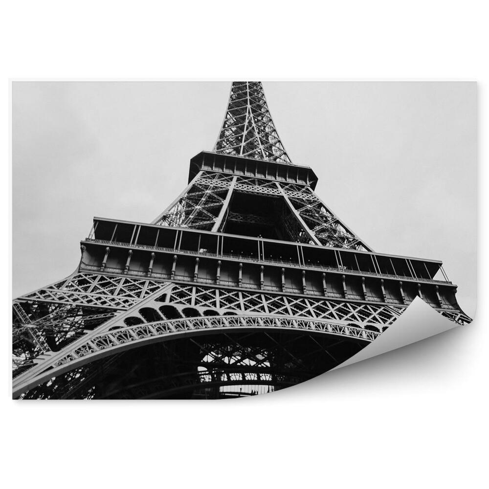 Papier peint Tour Eiffel en noir et blanc dans un ciel nuageux