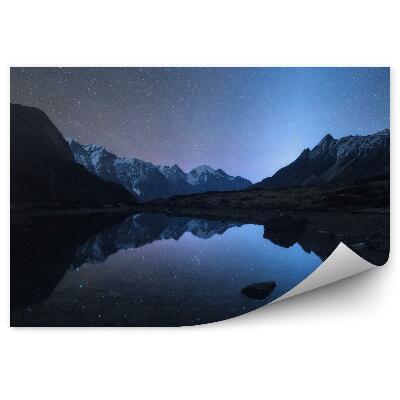Tapisserie murale Nuit étoilée au Népal. Paysage de montagne et de lac depuis les hauts rochers