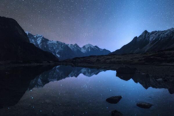 Tapisserie murale Nuit étoilée au Népal. Paysage de montagne et de lac depuis les hauts rochers