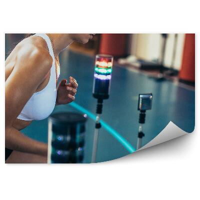 Papier peint Femme faisant des exercices sur un terrain de football