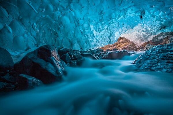 Tapisserie panoramique Grotto di ghiaccio azzurro con ruscello sottostante islanda europa