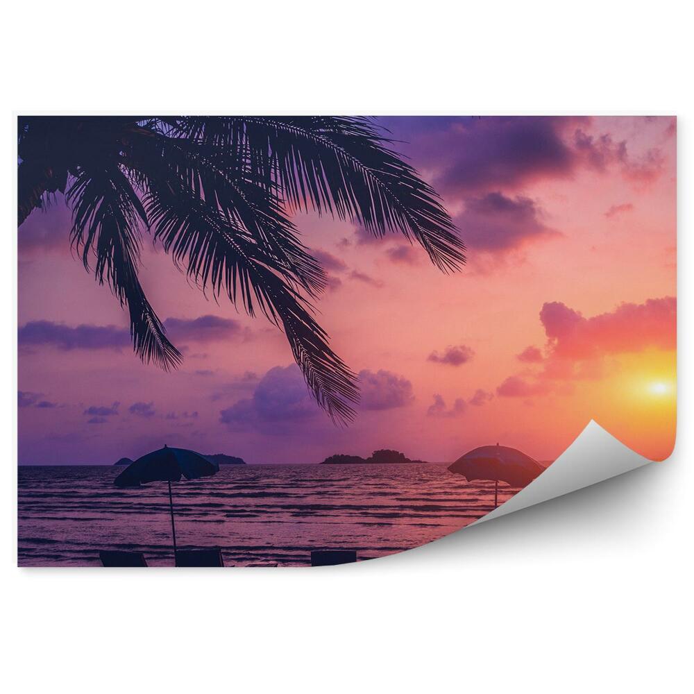 Papier peint Belles chaises longues de plage tropicale pourpre