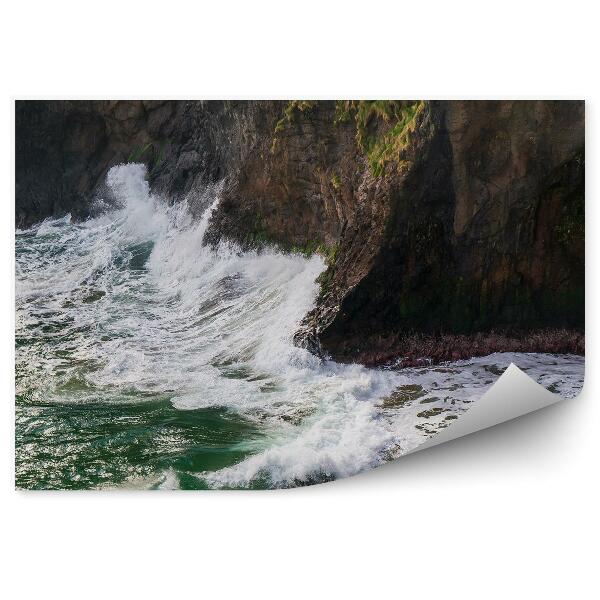 Papier peint Vagues de mer se brisant sur une falaise