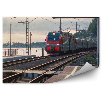 Papier peint Train de voyageurs voies ferrées ville quai