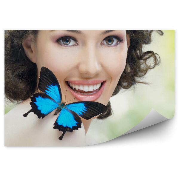 Papier peint Papillon Bleu Ailes Noires Femme Sourire