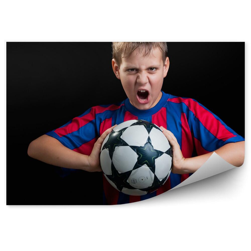 Papier peint Garçon tenant un ballon de football