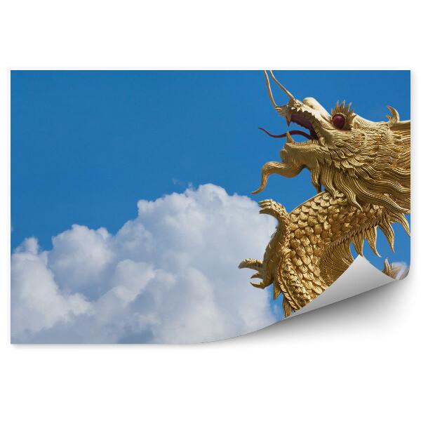 Papier peint Dragon doré volant parmi les nuages dans le ciel bleu