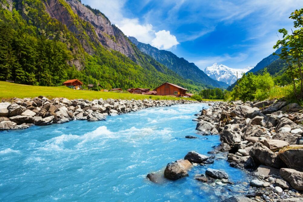 Tapisserie panoramique Paysage suisse avec rivière et maisons