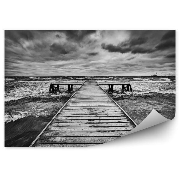 Papier peint Une vieille jetée en bois lors d'une tempête en mer. Ciel dramatique