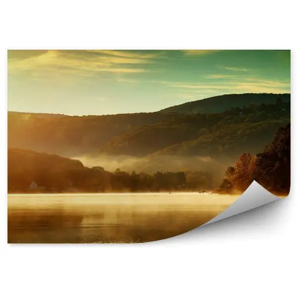 Tapisserie murale Magnifique paysage d'automne d'un lac dans la brume du matin