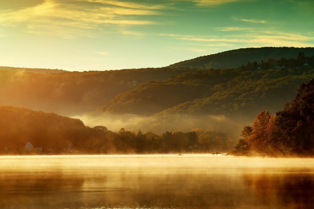 Tapisserie murale Magnifique paysage d'automne d'un lac dans la brume du matin