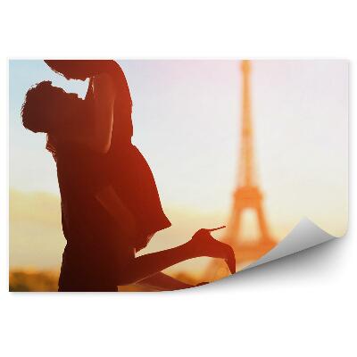 Papier peint Jeune couple d'amoureux sur fond de tour eiffel paris