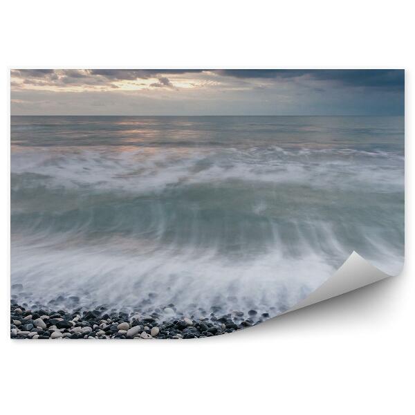 Papier peint Vagues Plage caillouteuse Ciel nuageux