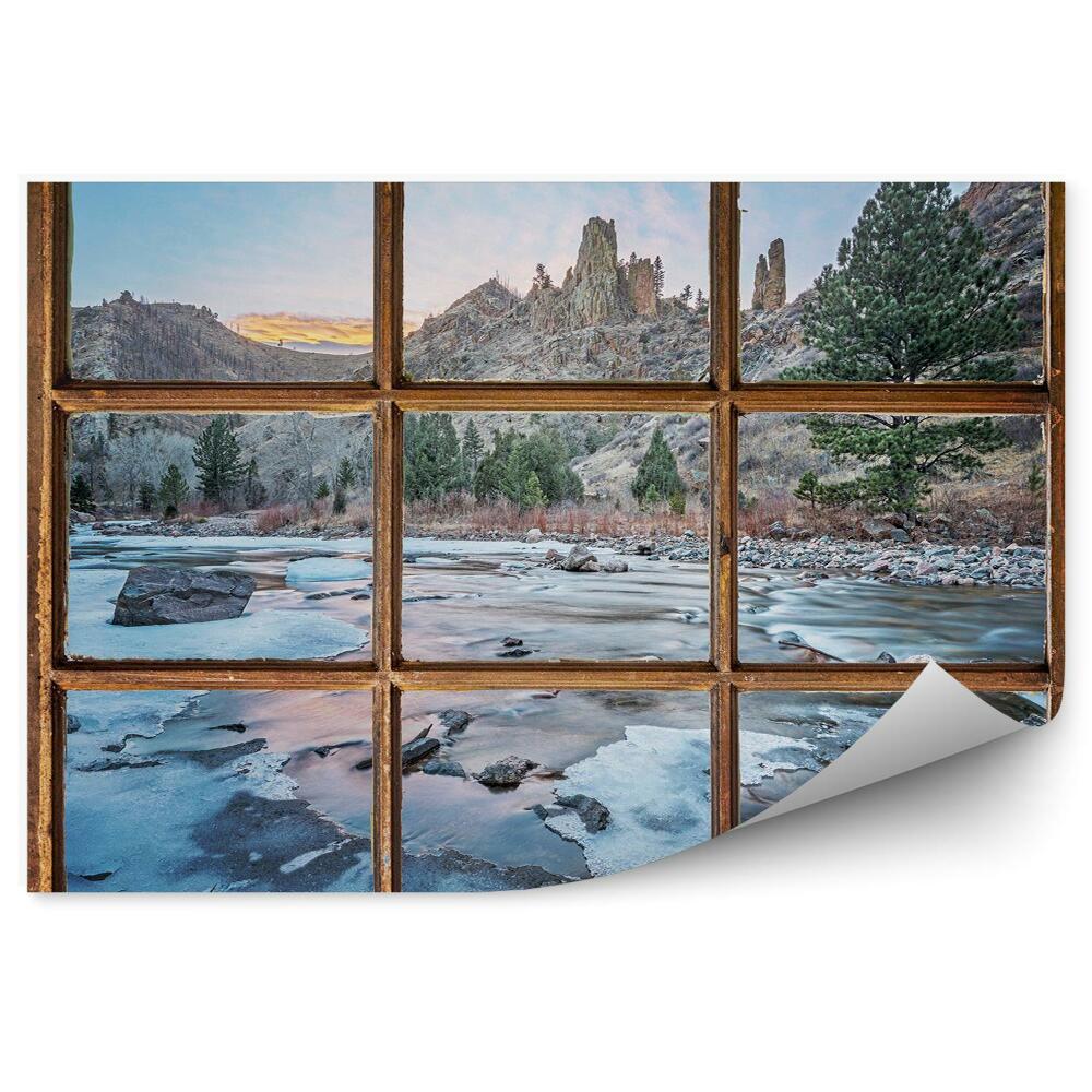 Papier peint Vieille fenêtre avec vue sur la montagne et le ruisseau gelé