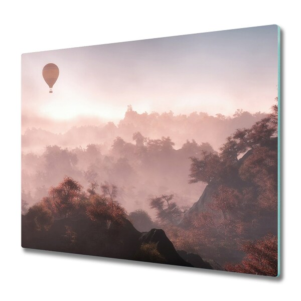 Planche à découper en verre Ballon au-dessus d'une forêt dans la brume