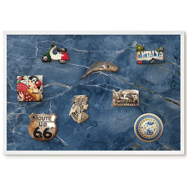 Tableau magnétique motif marbré avec veines grenat