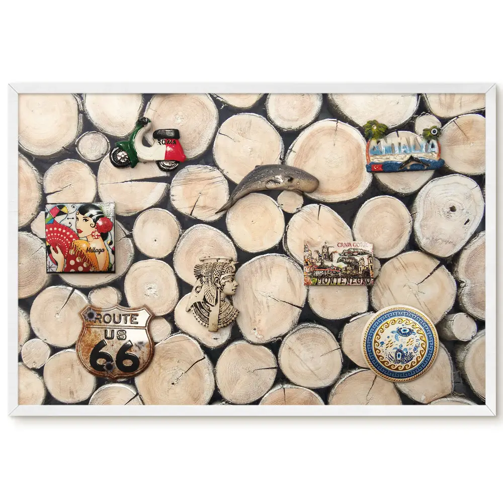 Tableau pour collection d'aimants avec disques en bois sur fond sombre