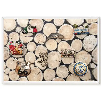 Tableau pour collection d'aimants avec disques en bois sur fond sombre