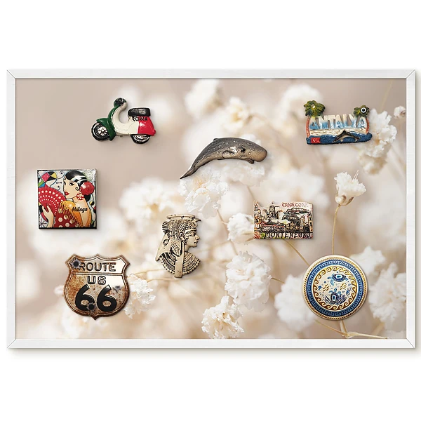 Tableau magnétique décoratif motifs fleurs délicates sur fond beige avec cadre