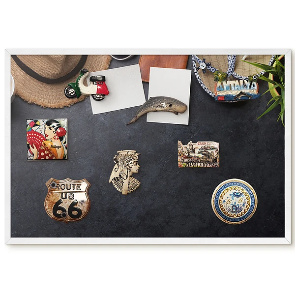Tableau magnétique décoratif avec cadre motif accessoires d'été sur fond sombre