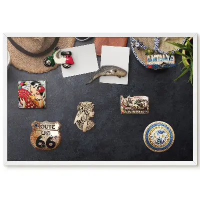 Tableau magnétique décoratif avec cadre motif accessoires d'été sur fond sombre